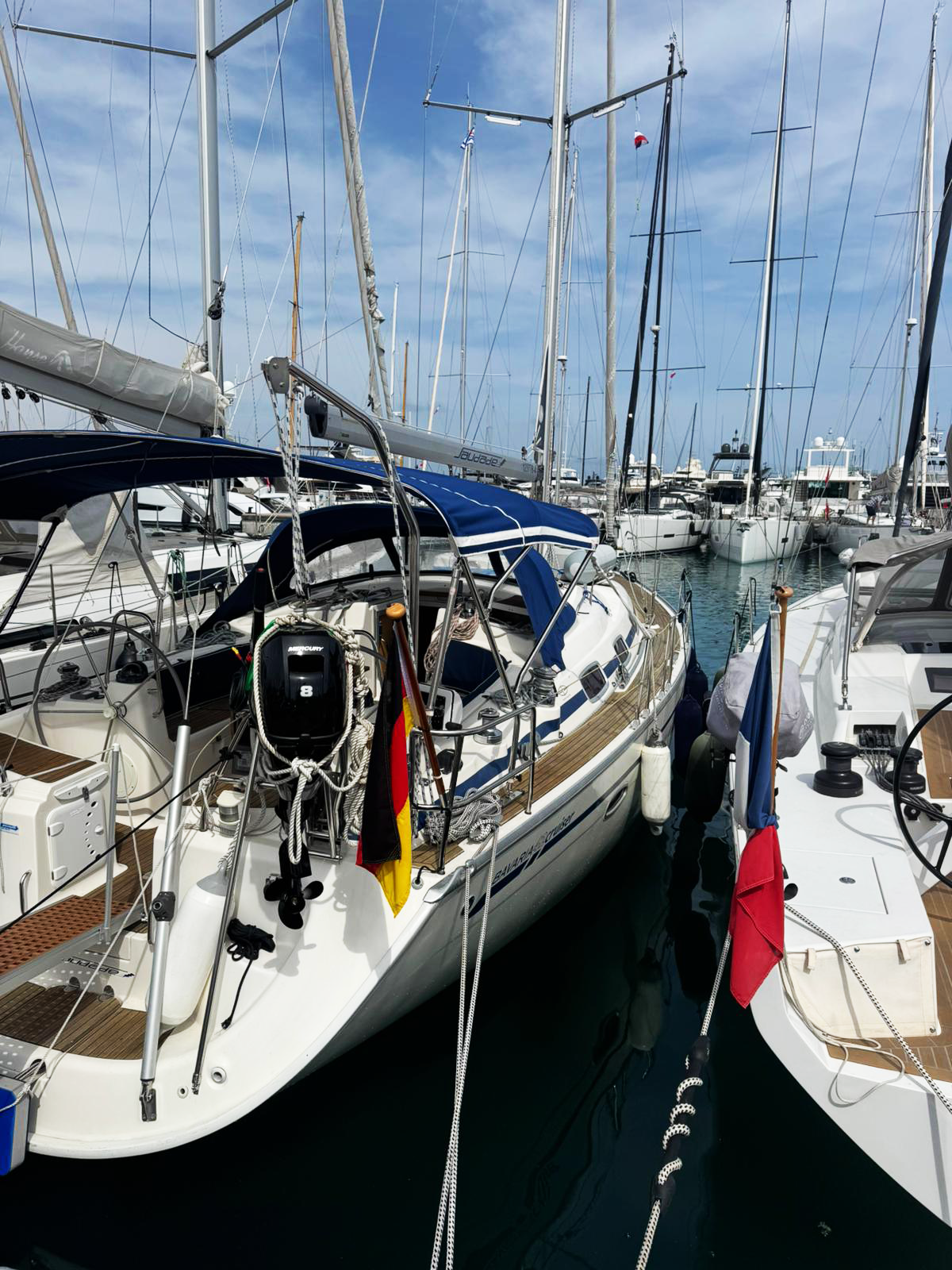 Zwischen anderen Yachten
